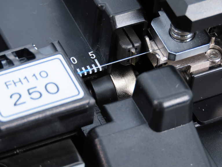how to use a fiber cleaver steps and common mistakes